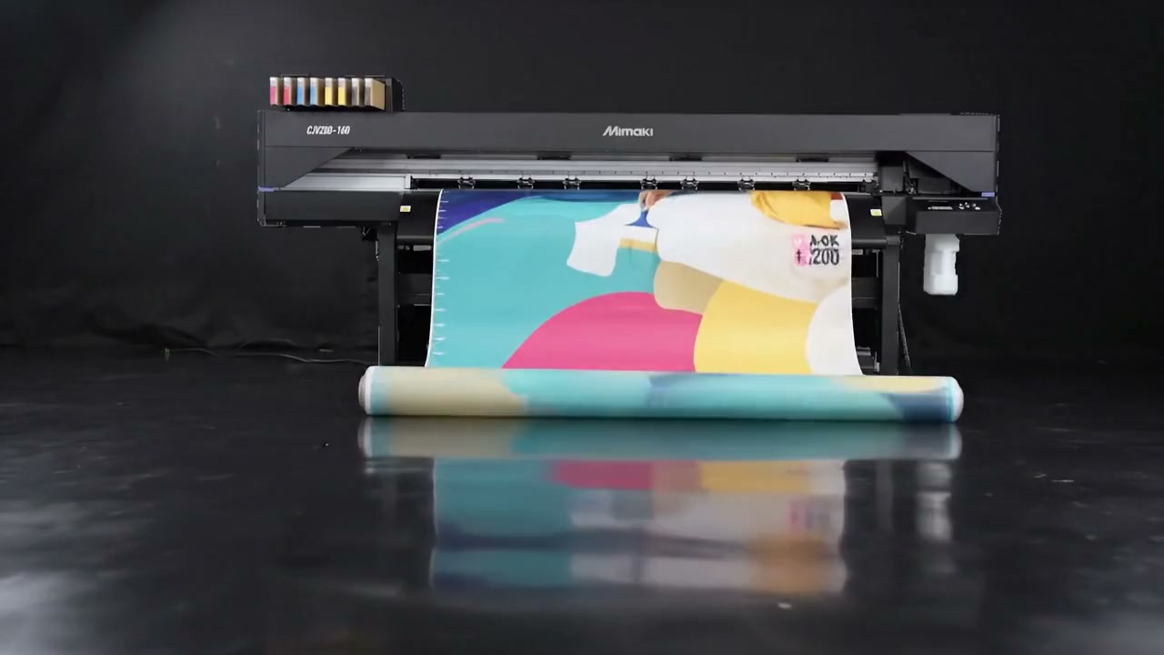 Imprimante grand format Mimaki CJV200-160 imprimant un rouleau de vinyle aux formes cyan, magenta et jaune, dans un studio sombre.